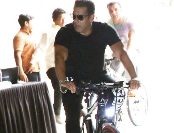 PHOTOS: सलमान खान ने लॉन्च की बीइंग ह्यूमन ई-साइकिल