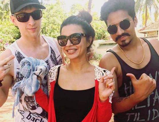 गोवा के बीच में योगा करते नजर आई नच बलिए की ये जोड़ी, देखें PHOTOS