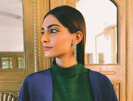 वेटर थीं सोनम कपूर, चार दिन में ही नौकरी से निकाल दिया गया था