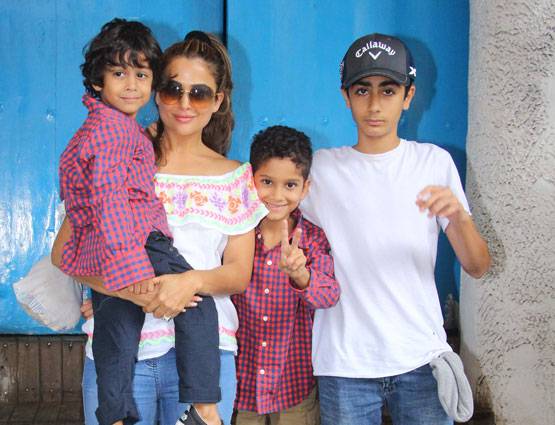 PHOTOS: तलाक के बाद मलाइका की फैमिली के साथ आउटिंग पर दिखे अरबाज