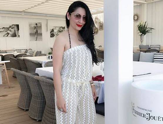 SWIMSUIT में नजर आईं मान्यता, फैमिली के साथ मना रही हैं छुट्ट‍ियां