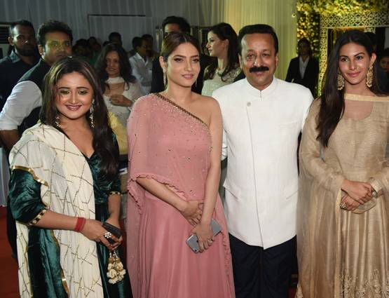 PHOTOS: बाबा सिद्दिकी की इफ्तार पार्टी में पहुंचे शाहरुख-सलमान संग ये सितारे