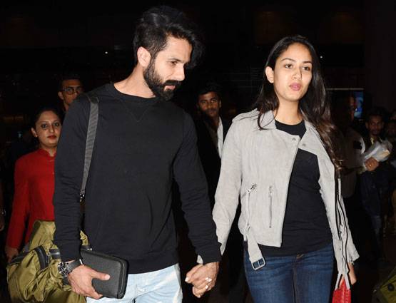 PHOTOS: लंदन से लौटे शाहिद-मीरा, एयरपोर्ट पर हाथों में हाथ डाले आए नजर