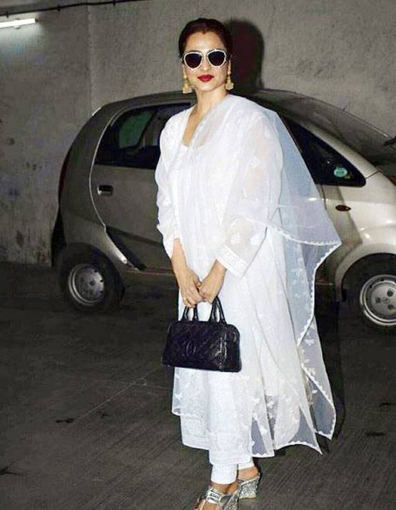 कभी करियर लगा था दांव पर, आज करोड़ों की मालकिन हैं रेखा