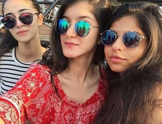 अपने बेस्ट फ्रेंड्स के साथ BIKINI में दिखीं शाहरुख की बेटी सुहाना