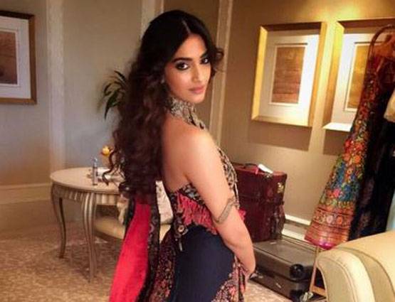 वेटर थीं सोनम कपूर, चार दिन में ही नौकरी से निकाल दिया गया था