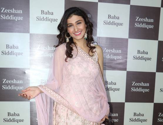 PHOTOS: बाबा सिद्दिकी की इफ्तार पार्टी में पहुंचे शाहरुख-सलमान संग ये सितारे