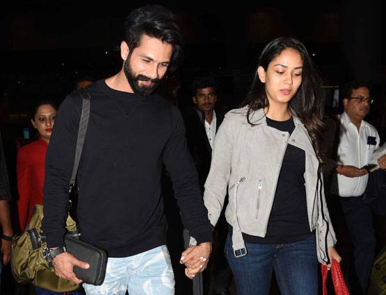 PHOTOS: लंदन से लौटे शाहिद-मीरा, एयरपोर्ट पर हाथों में हाथ डाले आए नजर