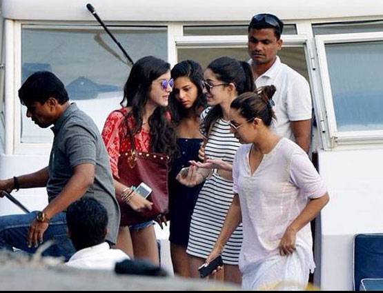 अपने बेस्ट फ्रेंड्स के साथ BIKINI में दिखीं शाहरुख की बेटी सुहाना