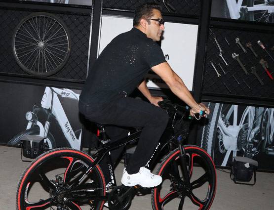PHOTOS: सलमान खान ने लॉन्च की बीइंग ह्यूमन ई-साइकिल