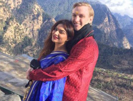 गोवा के बीच में योगा करते नजर आई नच बलिए की ये जोड़ी, देखें PHOTOS