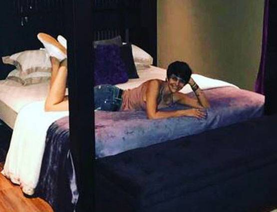 श्रीलंका से वेकेशन मना कर लौटीं मंदिरा, शेयर की BIKINI PHOTOS