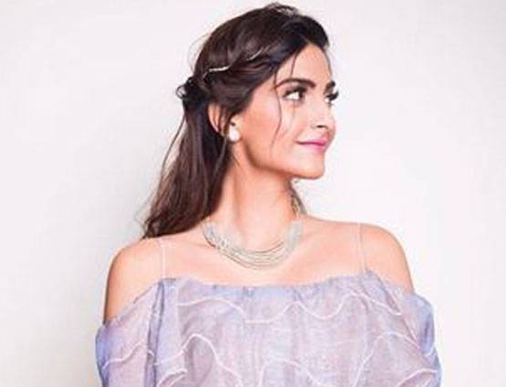 वेटर थीं सोनम कपूर, चार दिन में ही नौकरी से निकाल दिया गया था