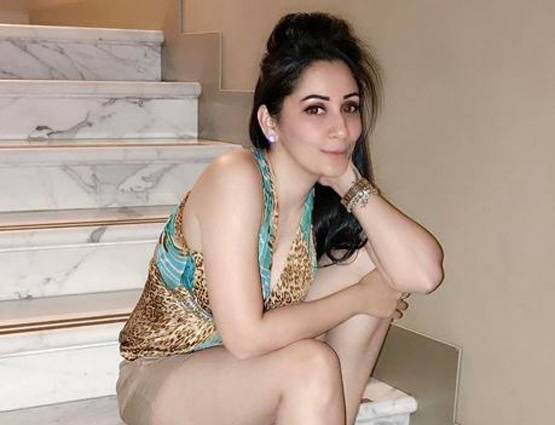 SWIMSUIT में नजर आईं मान्यता, फैमिली के साथ मना रही हैं छुट्ट‍ियां