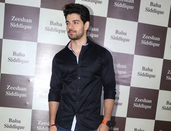 PHOTOS: बाबा सिद्दिकी की इफ्तार पार्टी में पहुंचे शाहरुख-सलमान संग ये सितारे