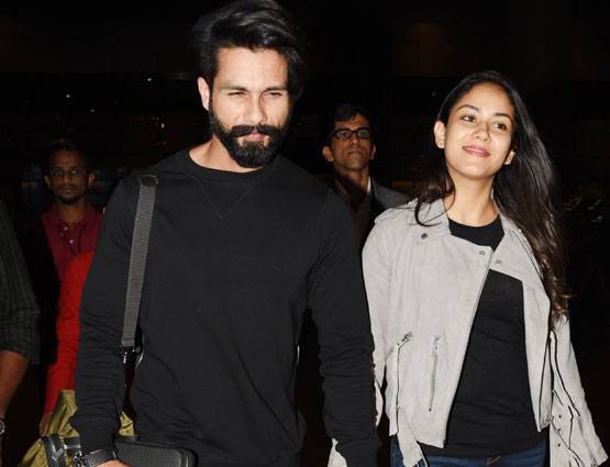 PHOTOS: लंदन से लौटे शाहिद-मीरा, एयरपोर्ट पर हाथों में हाथ डाले आए नजर