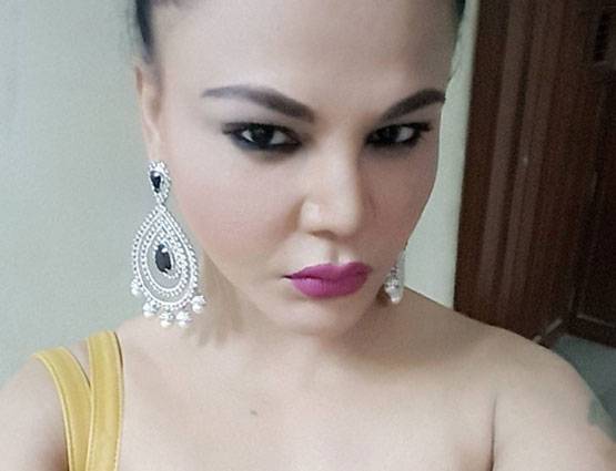 सोशल मीडिया पर राखी सांवत ने शेयर की बोल्ड फोटोज, फैंस ने दी जमकर गालियां...