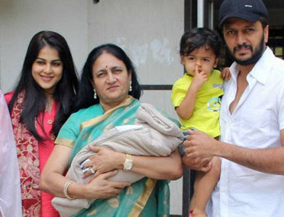 PHOTOS में देखें रितेश देशमुख और जेनेलिया डिसूजा के  बेटे राहेल का CUTE LOOK