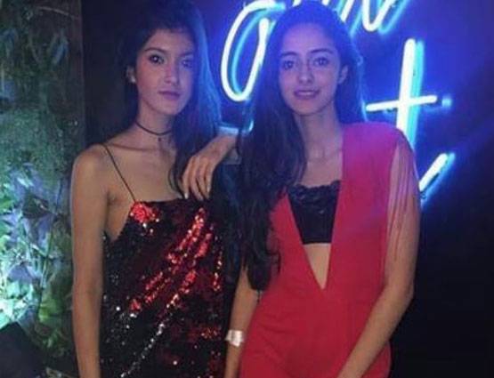 अपने बेस्ट फ्रेंड्स के साथ BIKINI में दिखीं शाहरुख की बेटी सुहाना