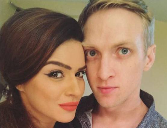 गोवा के बीच में योगा करते नजर आई नच बलिए की ये जोड़ी, देखें PHOTOS