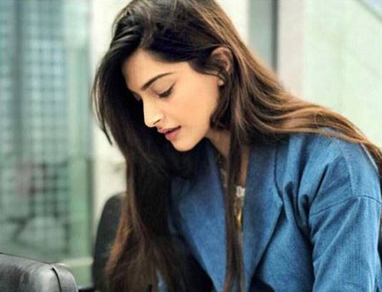 वेटर थीं सोनम कपूर, चार दिन में ही नौकरी से निकाल दिया गया था