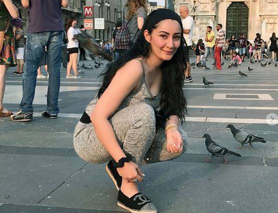 SWIMSUIT में नजर आईं मान्यता, फैमिली के साथ मना रही हैं छुट्ट‍ियां