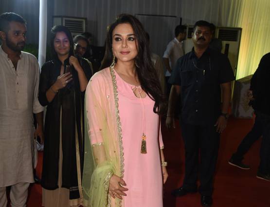 PHOTOS: बाबा सिद्दिकी की इफ्तार पार्टी में पहुंचे शाहरुख-सलमान संग ये सितारे