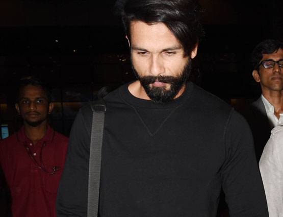 PHOTOS: लंदन से लौटे शाहिद-मीरा, एयरपोर्ट पर हाथों में हाथ डाले आए नजर