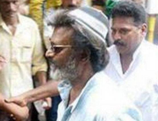 KAALA बनकर रजनीकांत ने लिया बाइक राइड का मजा, PHOTO वायरल