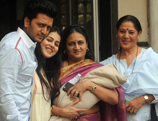 PHOTOS में देखें रितेश देशमुख और जेनेलिया डिसूजा के  बेटे राहेल का CUTE LOOK