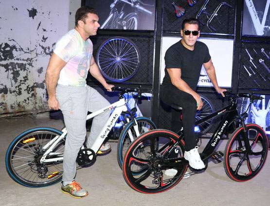 PHOTOS: सलमान खान ने लॉन्च की बीइंग ह्यूमन ई-साइकिल