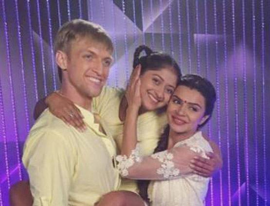 गोवा के बीच में योगा करते नजर आई नच बलिए की ये जोड़ी, देखें PHOTOS