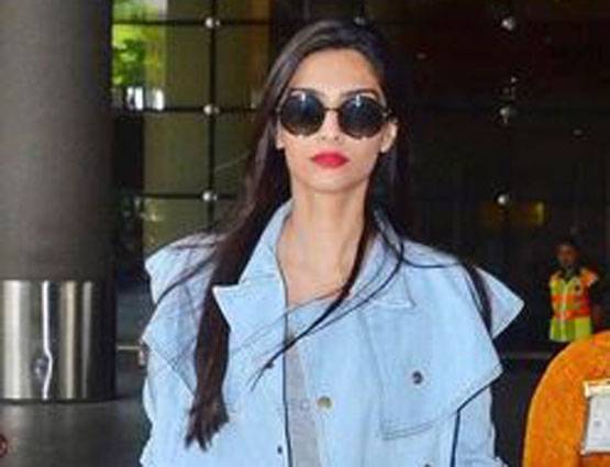 वेटर थीं सोनम कपूर, चार दिन में ही नौकरी से निकाल दिया गया था