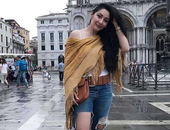 SWIMSUIT में नजर आईं मान्यता, फैमिली के साथ मना रही हैं छुट्ट‍ियां