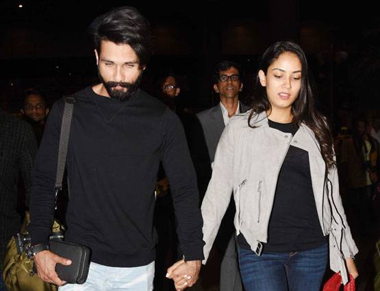 PHOTOS: लंदन से लौटे शाहिद-मीरा, एयरपोर्ट पर हाथों में हाथ डाले आए नजर