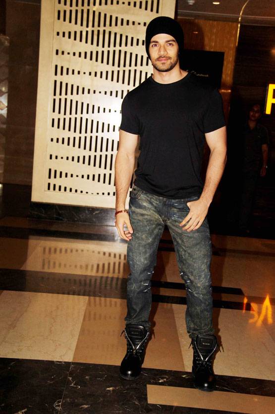 PHOTOS: 'ट्यूबलाइट' की स्क्रीनिंग पर मीडिया से परेशान हुईं सुहाना