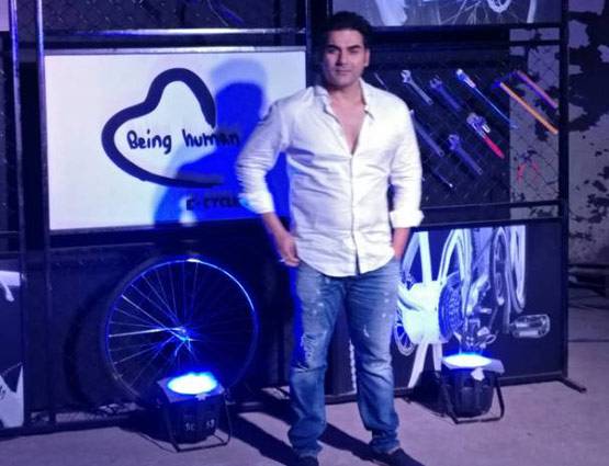 PHOTOS: सलमान खान ने लॉन्च की बीइंग ह्यूमन ई-साइकिल
