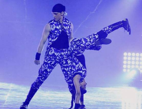 गोवा के बीच में योगा करते नजर आई नच बलिए की ये जोड़ी, देखें PHOTOS