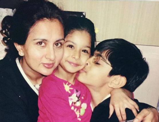 सारा, जाह्नवी को टक्कर देने आई पूनम ढिल्लन की बेटी, बिकिनी PHOTOS हुईं वायरल