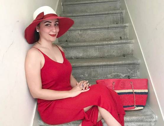 SWIMSUIT में नजर आईं मान्यता, फैमिली के साथ मना रही हैं छुट्ट‍ियां