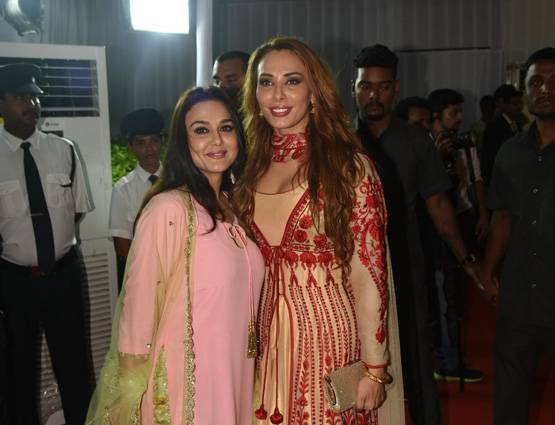 PHOTOS: बाबा सिद्दिकी की इफ्तार पार्टी में पहुंचे शाहरुख-सलमान संग ये सितारे