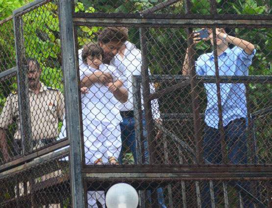 PHOTOS: शाहरुख-सलमान ने ईद पर ऐसे किया फैंस को विश