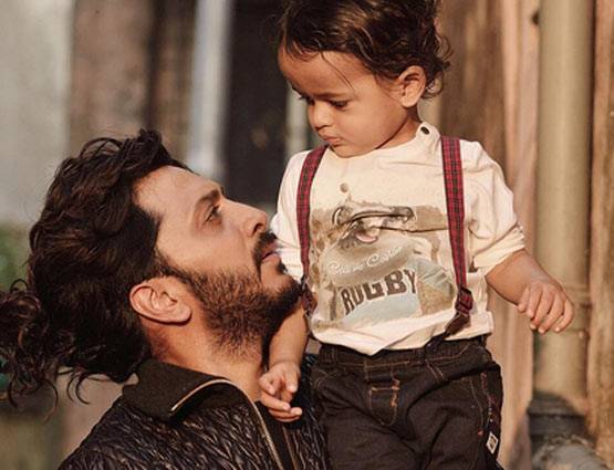 PHOTOS में देखें रितेश देशमुख और जेनेलिया डिसूजा के  बेटे राहेल का CUTE LOOK