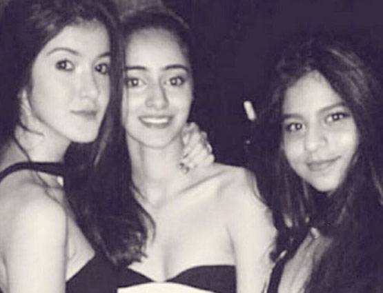 अपने बेस्ट फ्रेंड्स के साथ BIKINI में दिखीं शाहरुख की बेटी सुहाना