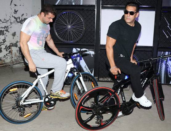 PHOTOS: सलमान खान ने लॉन्च की बीइंग ह्यूमन ई-साइकिल