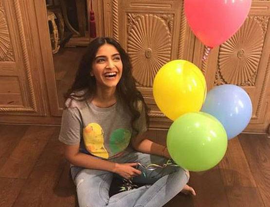 वेटर थीं सोनम कपूर, चार दिन में ही नौकरी से निकाल दिया गया था