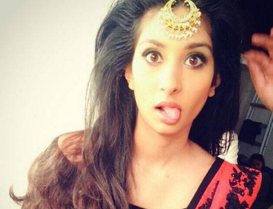 सारा, जाह्नवी को टक्कर देने आई पूनम ढिल्लन की बेटी, बिकिनी PHOTOS हुईं वायरल