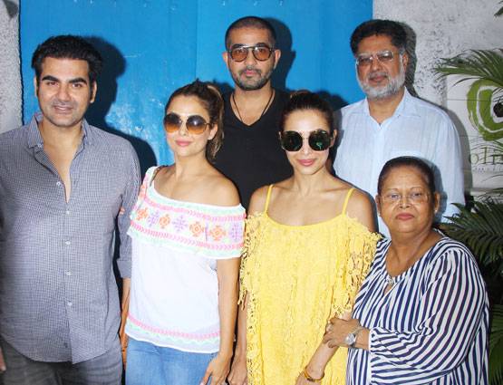 PHOTOS: तलाक के बाद मलाइका की फैमिली के साथ आउटिंग पर दिखे अरबाज