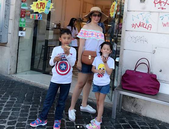 SWIMSUIT में नजर आईं मान्यता, फैमिली के साथ मना रही हैं छुट्ट‍ियां