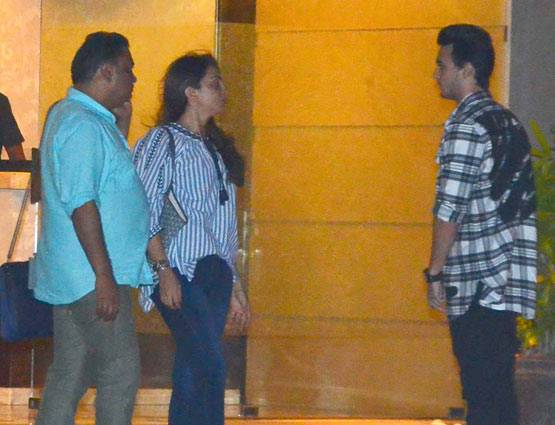 फैमिली पार्टी में 'गर्लफ्रेंड' यूलिया के साथ स्पॉट हुए सलमान